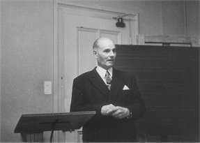 Andr Schild durante le conferentia de interlingua in Basel, Suissa, in 1971